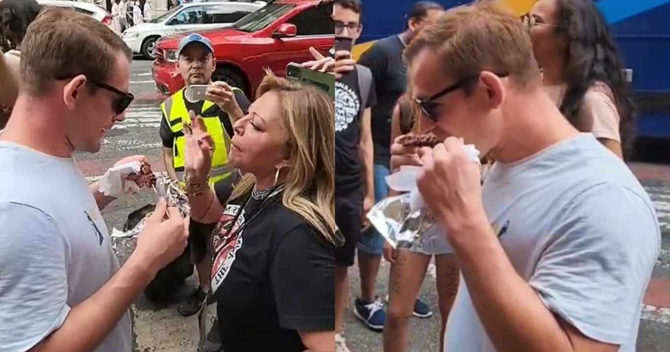 Νεαρός τρώει σουβλάκια σε vegan διαδήλωση