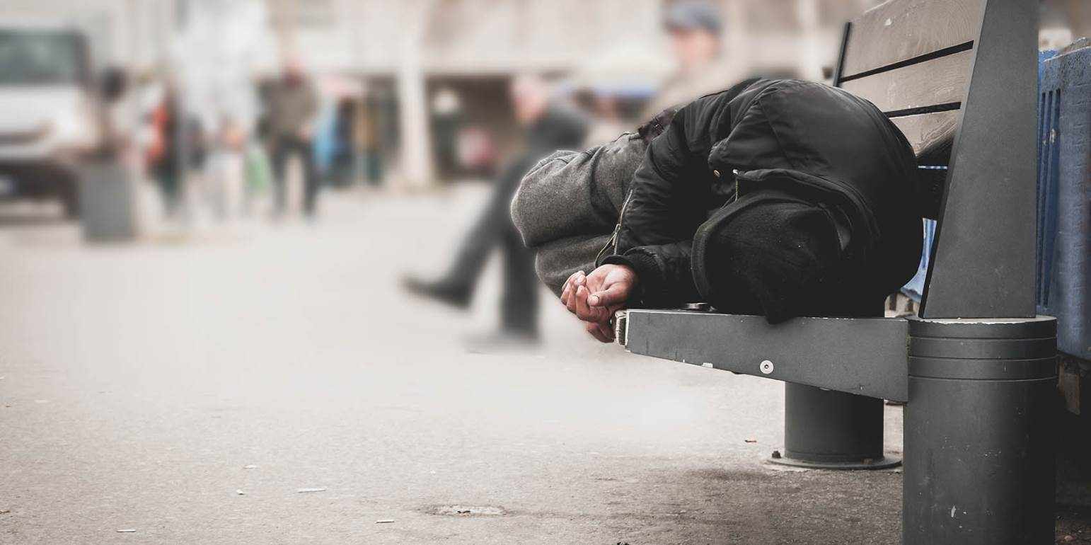 ΛΑΡΝΑΚΑ: Άστεγο ηλικιωμένο φιλοξενεί υπεύθυνη καταφυγίου σκύλων