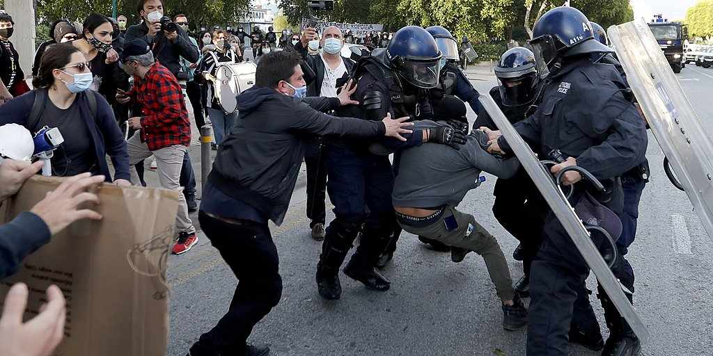 Ξαπολούν μας σαν τα αρνιά...