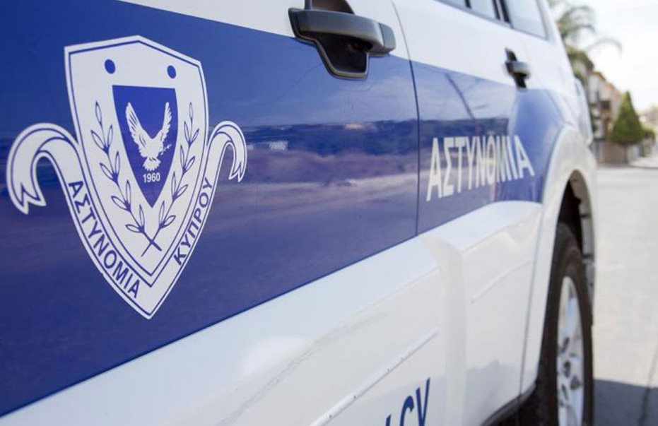 Ανατροπή φορτηγού με δύο τραυματίες