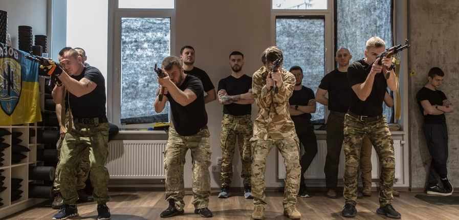 Γερμανοί ακροδεξιοί σπεύδουν στην Ουκρανία – Στηρίζουν το τάγμα του Αζόφ