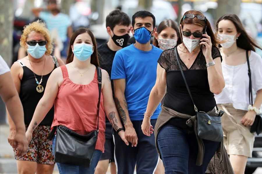 Αγώνας δρόμου να σωθούν οι γιορτές