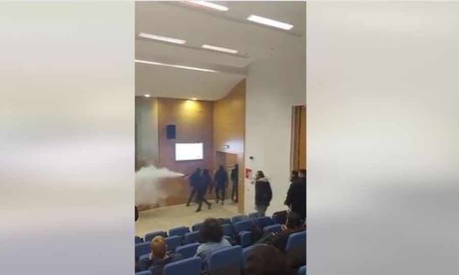 Άγρια ομοφοβική επίθεση από κουκουλοφόρους σε εκδήλωση της Accept-LGBTI (vid)
