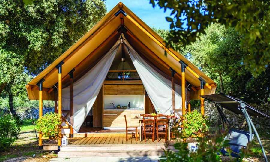 Προχωρά το glamping, έρχονται και οι ξενώνες