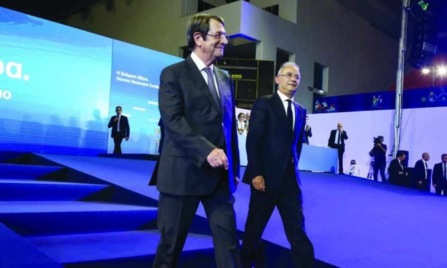 Ο πρόεδρος του ΔΗΣΥ βρίσκεται αντιμέτωπος τόσο με τη δυναμική Νίκου Χριστοδουλίδη όσο και με τη δική του κακή εικόνα
