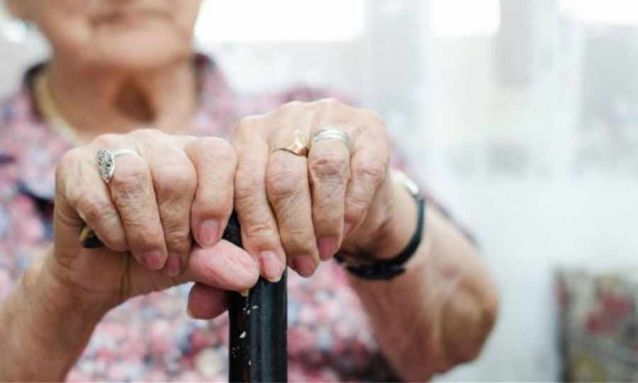 Ηλικιωμένοι σε στέγες στο έλεος του Θεού