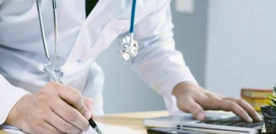 Είπε σε ασθενή με κορωνοϊό να μείνει σπίτι του και έχασε τη ζωή του