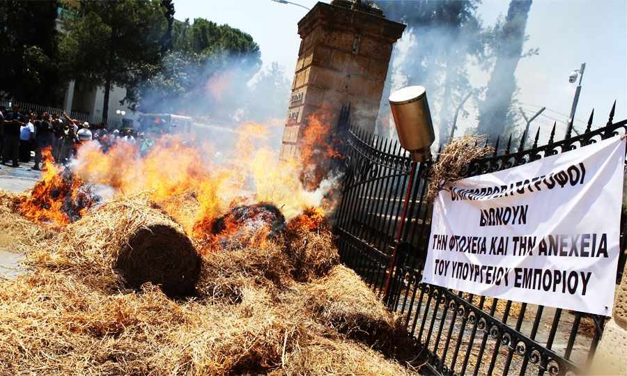 Διαμαρτυρία στο Προεδρικό - Έβαλαν φωτιά σε μπάλες σανού και έχυσαν γάλα
