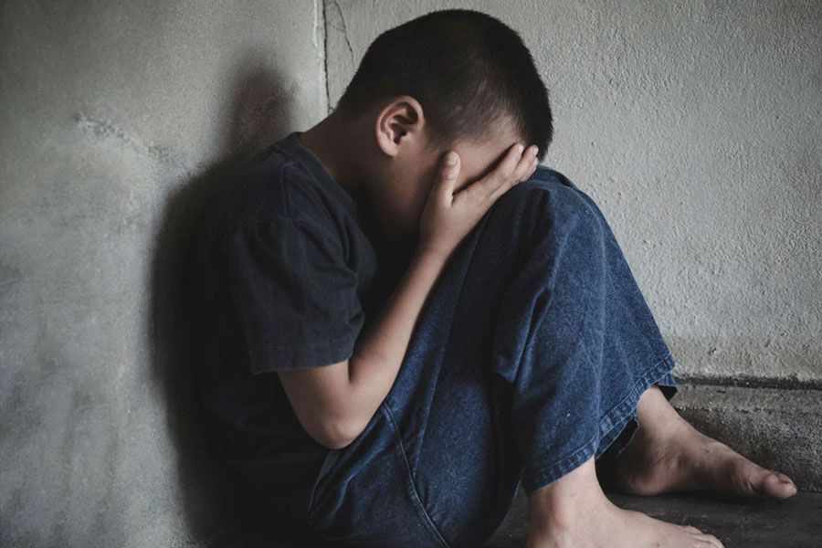 Φρίκη: «Ο πατέρας μου και οι φίλοι του χαιρόντουσαν να με βιάζουν»