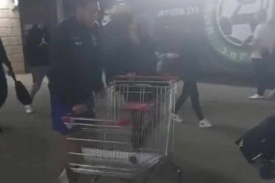 Ποδοσφαιριστής αποχώρησε τραυματίας με... καρότσι σούπερ μάρκετ!
