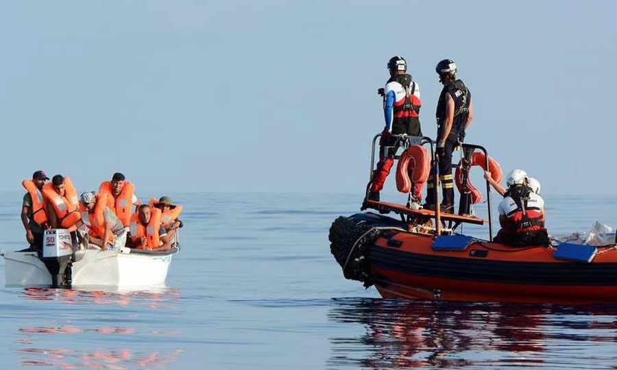 Ανοιχτά της Κύπρου δύο πλοιάρια με μετανάστες