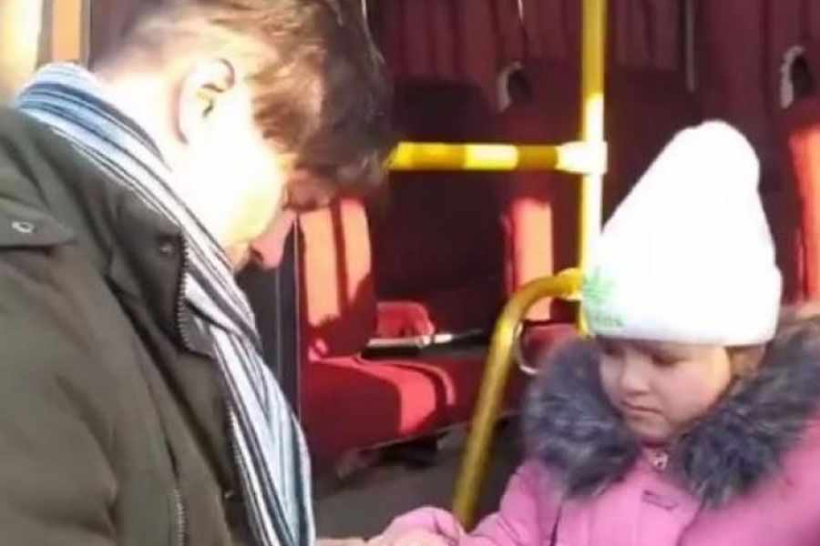 Σπαρακτικές εικόνες στην Ουκρανία: Πατέρας αποχαιρετά την κόρη του