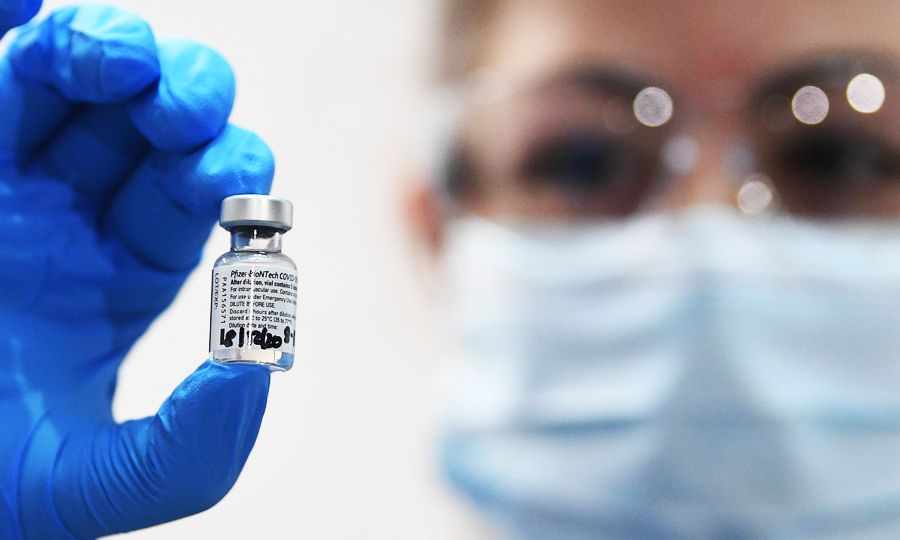 Πλούσιοι και ισχυροί πληρώνουν όσο-όσο για το εμβόλιο
