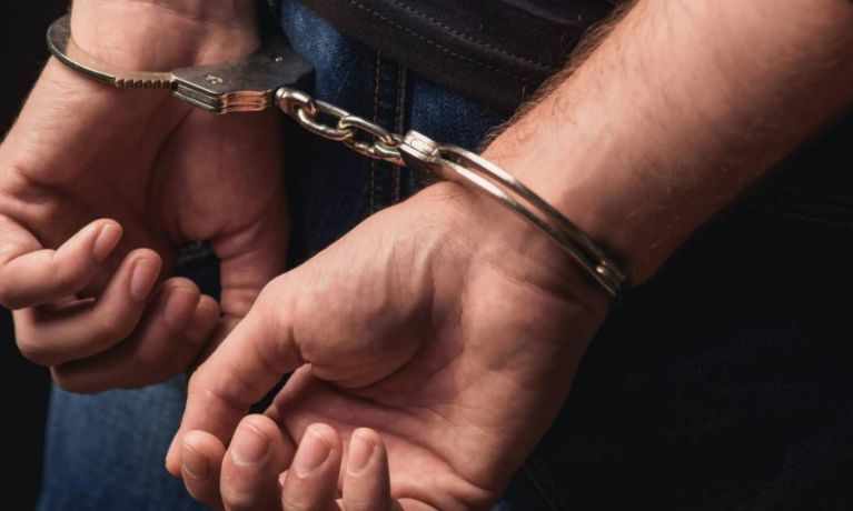 Μεθυσμένος κλωτσούσε οχήματα κι έκανε ζημιές στη μέση του δρόμου στη Λεμεσό