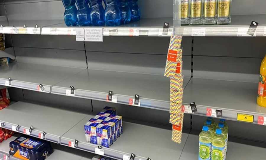 Αγγλία: Αδειάζουν τα ράφια στα σούπερ μάρκετ