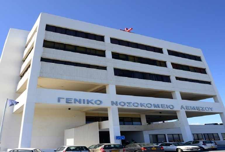 Θετικοί στον ιό βγαίνουν έξω να καπνίσουν