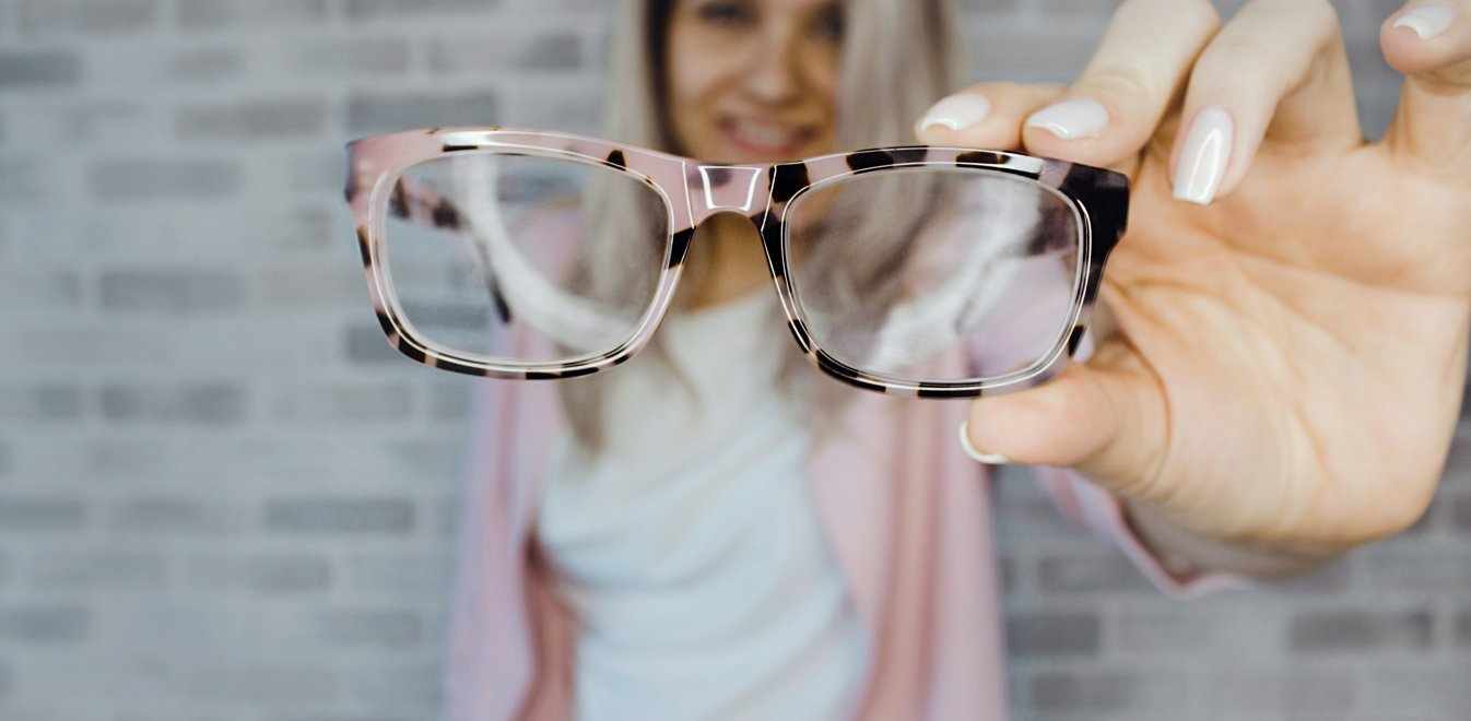 Όσοι φορούν καθημερινά γυαλιά, γίνονται«αόρατοι» στον κορωνοϊό