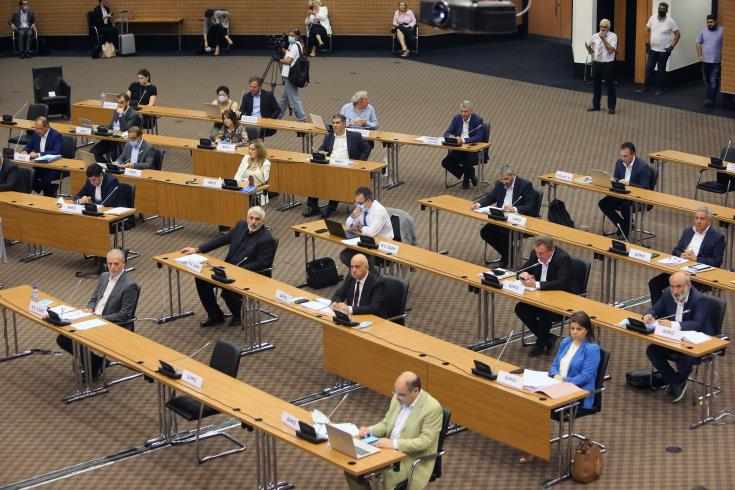 Η Βουλή ψήφισε ομόφωνα το νομοσχέδιο για τη μείωση του φόρου κατανάλωσης στα καύσιμα