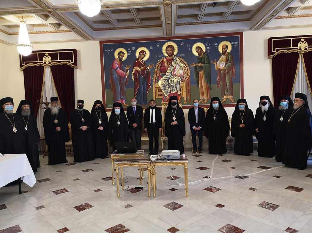 «Ναι» στα εμβόλια και τη Θεία Κοινωνία από την Ιερά Σύνοδο