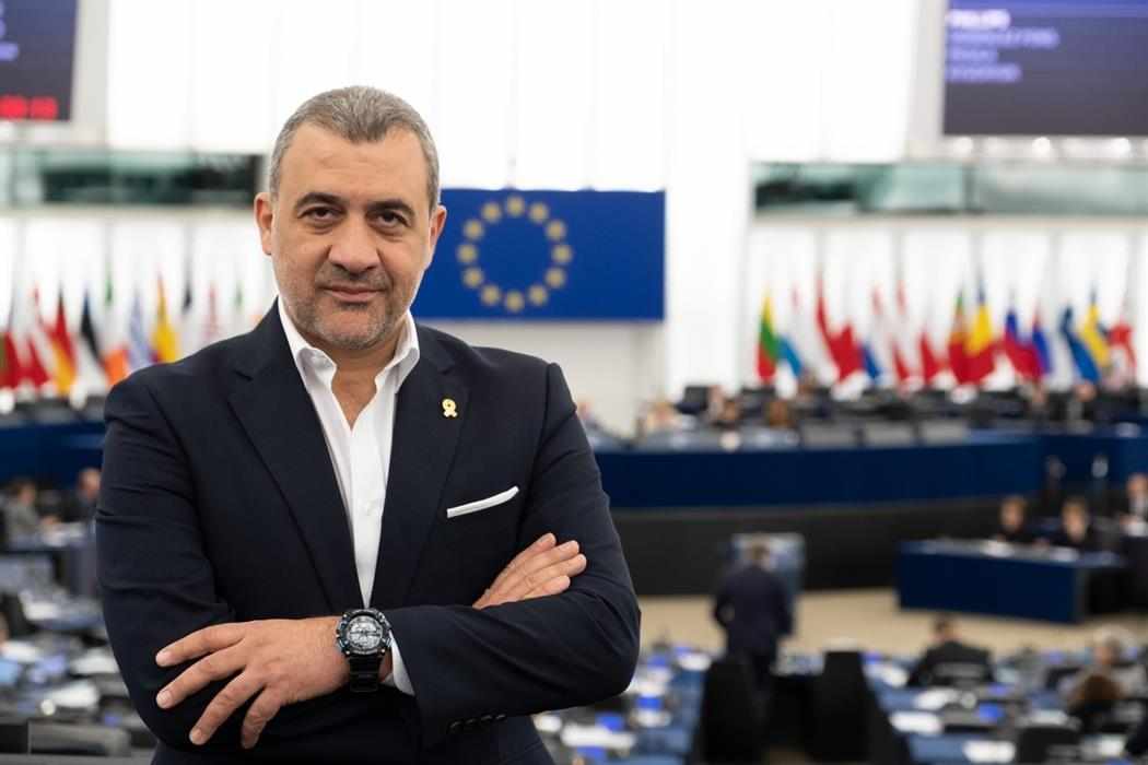 Λουκάς Φουρλάς: Συγκίνησε με το ποίημα που αφιέρωσε στην κορούλα του