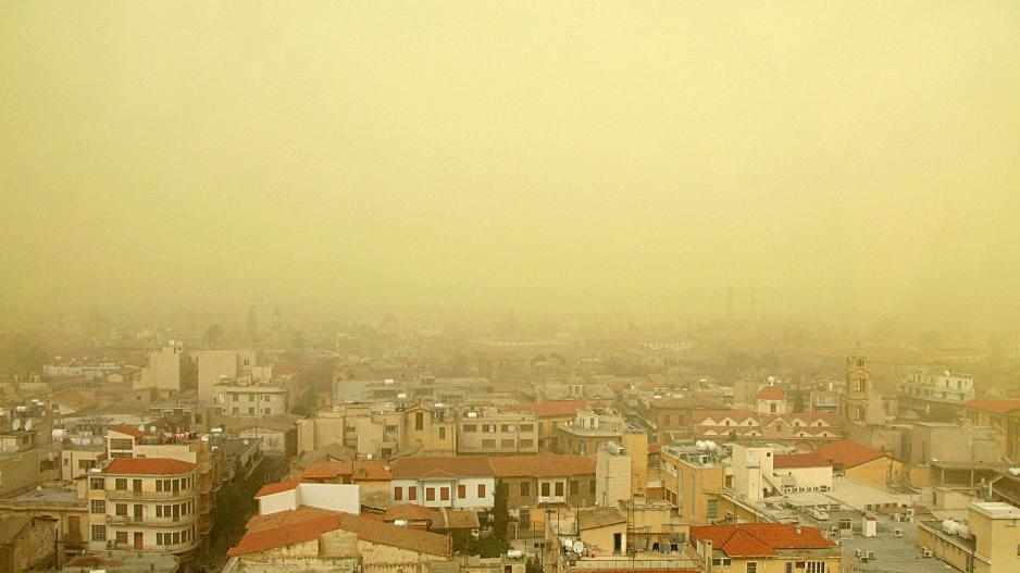 Δεν λέει να υποχωρήσει το κύμα σκόνης που «πνίγει» την Κύπρο