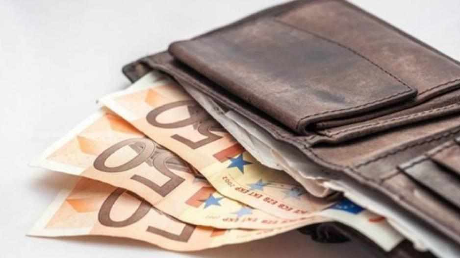 Νεαροί εντόπισαν πορτοφόλι με 1.150 ευρώ σε πάρκο και το παρέδωσαν στις Αρχές