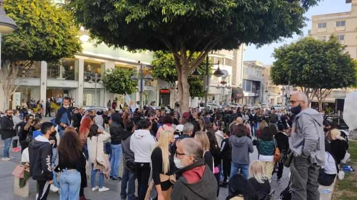 Διαδηλώνουν κατά των μέτρων