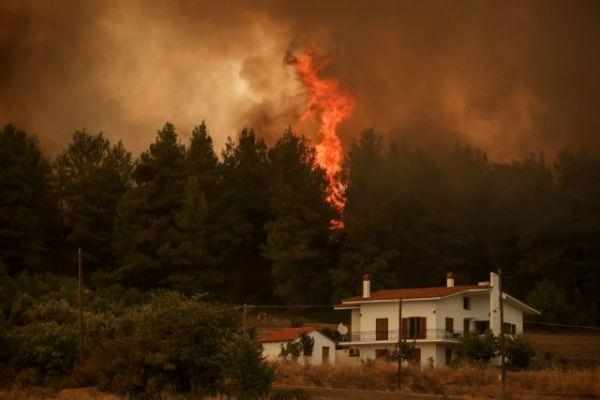 Σβήνει χωριά από τον χάρτη η πύρινη λαίλαπα στην Εύβοια