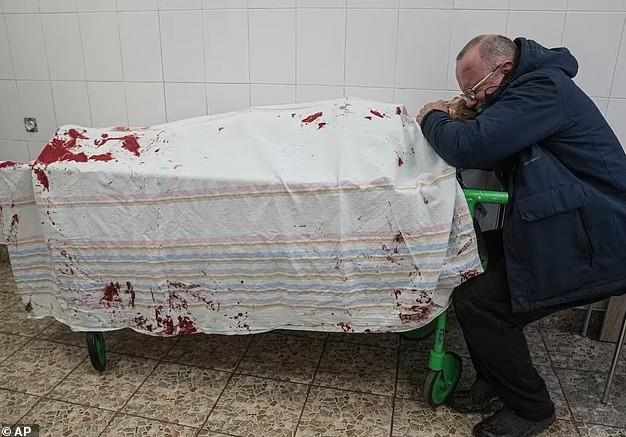 Ουκρανία: Η φωτογραφία που «λύγισε» τον πλανήτη: Πατέρας θρηνεί τον νεκρό γιο του