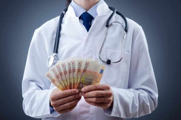 Γιατρός στην Κύπρο καταγγέλθηκε για απάτη με εμβόλια Covid
