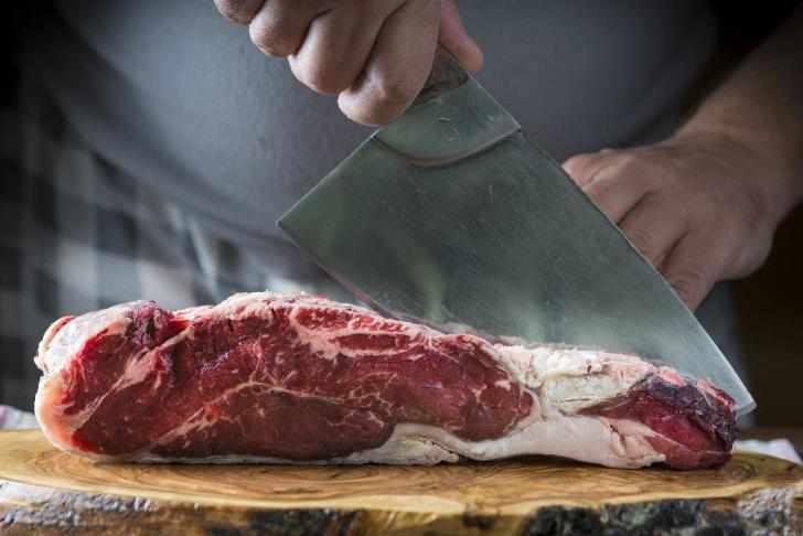 Ξεφεύγουν οι τιμές των κρεάτων