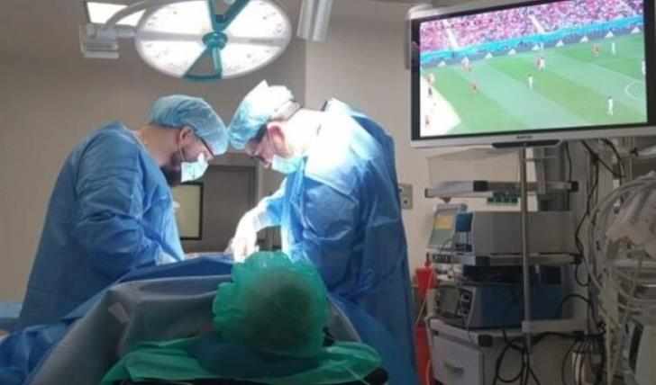 Το πάθος ενός ασθενή για το ποδόσφαιρο τον ακολούθησε και στο… χειρουργείο