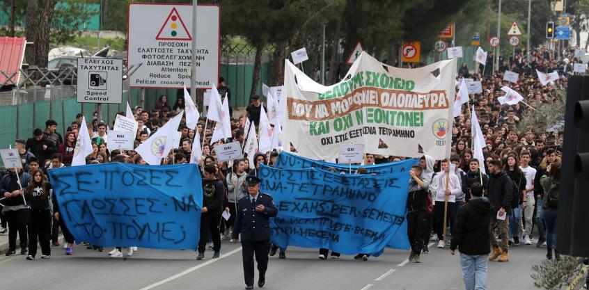 Σε θέση μάχης οι μαθητές για τα τετράμηνα στη Γ' Λυκείου