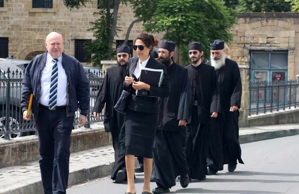 Γινόμαστε όλοι κατάσκοποι της ζωής των υπολοίπων (Δικηγόρος μοναχών)