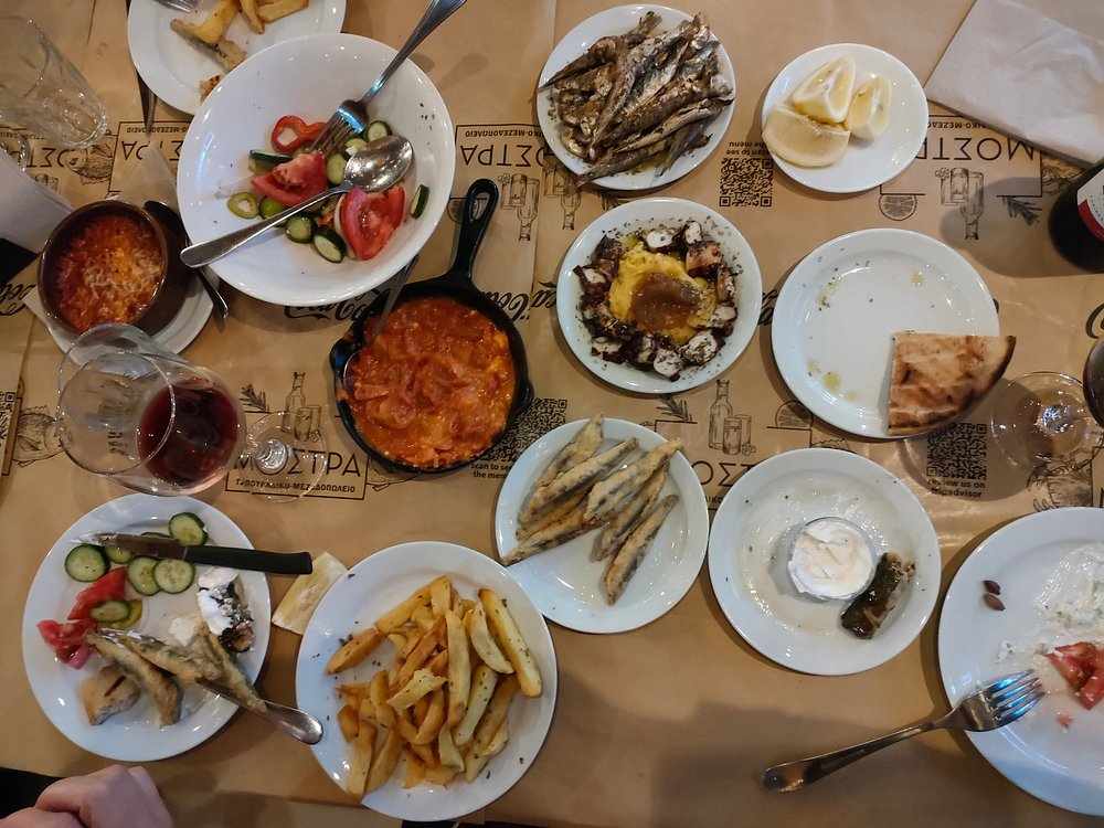 Πόσα πιάτα χωράνε τελικά σε ένα τραπέζι;