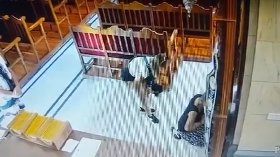 ΒΙΝΤΕΟ: Η στιγμή που κλέβουν χρήματα από τσάντα γυναίκας σε εκκλησία στη Λεμεσό