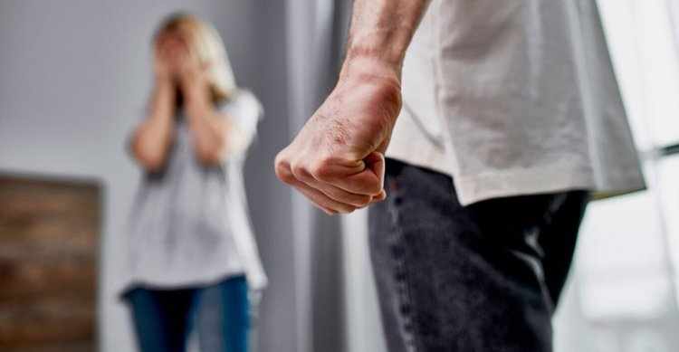 Χτύπησε την  σύζυγό του όταν έμαθε ότι έκανε κρυφά μπότοξ