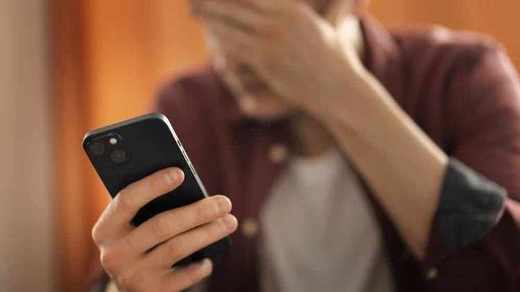 Χώρισαν και εκείνη απείλησε ότι θα στείλει «ροζ» βίντεο στην σύζυγό του