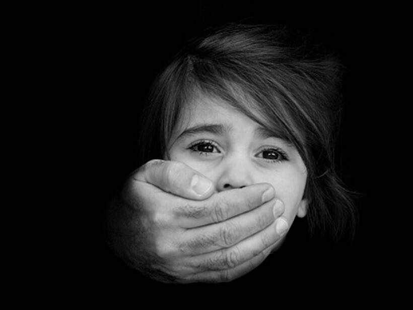 Ποινή φυλάκισης 6,5 ετών  για αδικήματα σχετιζόμενα με σεξουαλική κακοποίηση παιδιού.