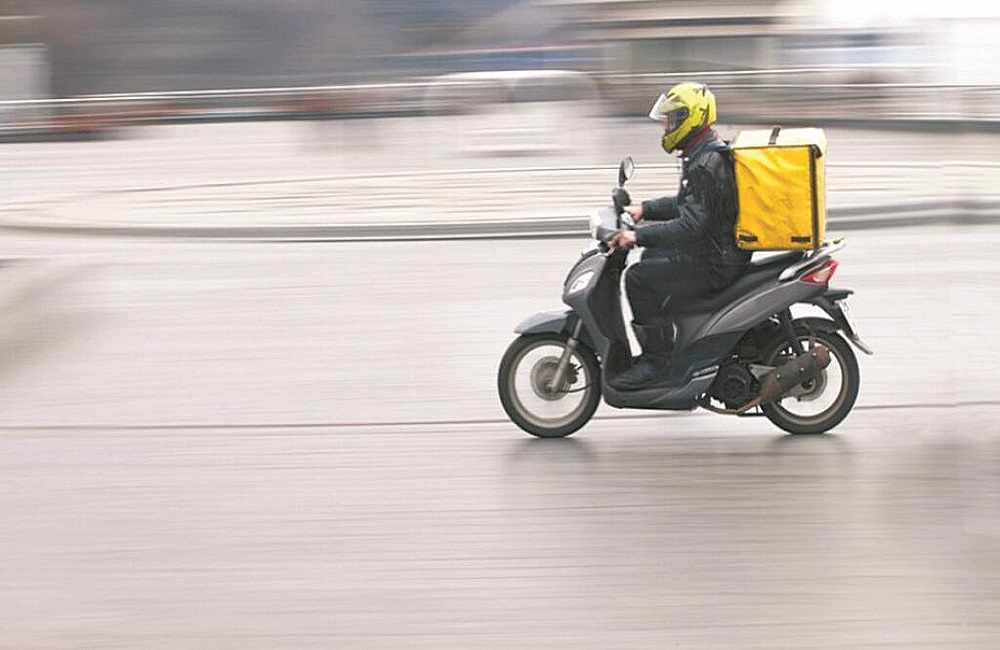 Βάζουν στολή και κράνος στους ντελιβεράδες