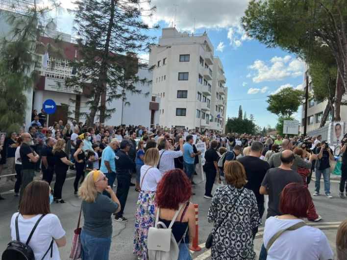 Διαμαρτυρία πολιτών έξω από την νομική υπηρεσία για την δολοφονία του Θανάση Νικολάου