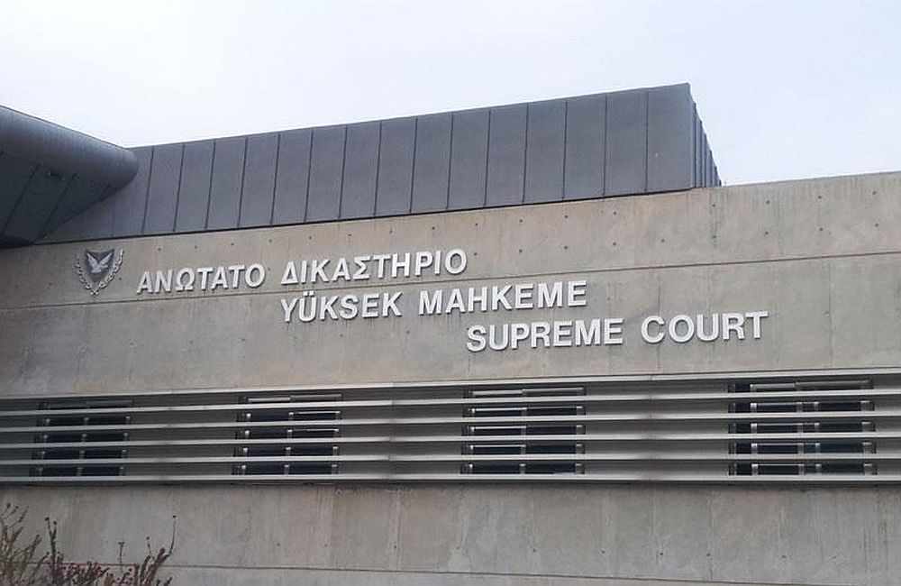 Της έτριψε το πρόσωπο σε χαλίκια