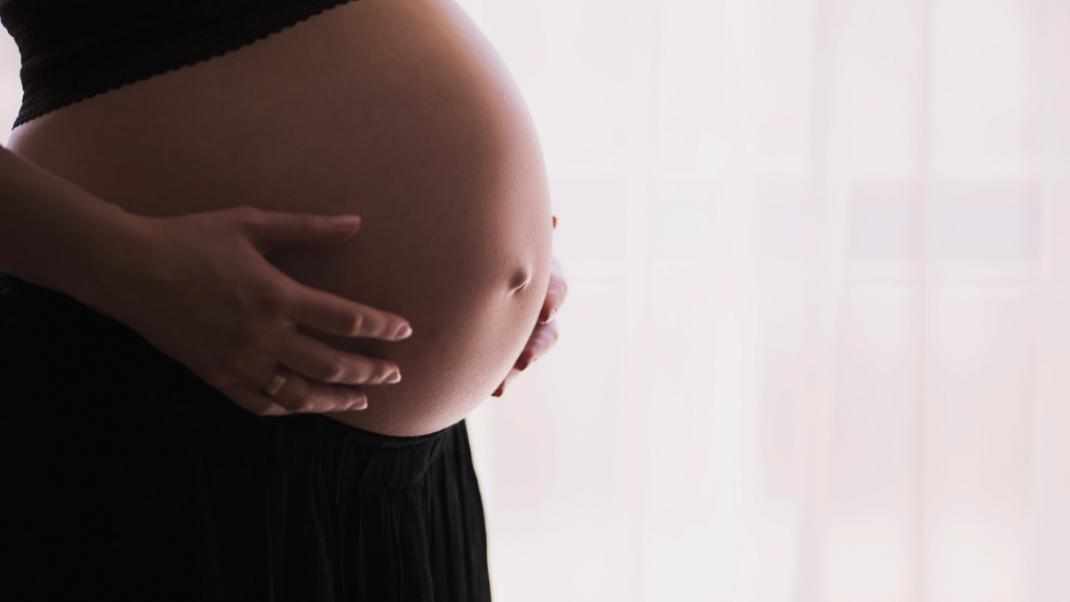 Έστειλαν στη φυλακή έγκυο, θύμα διπλού βιασμού
