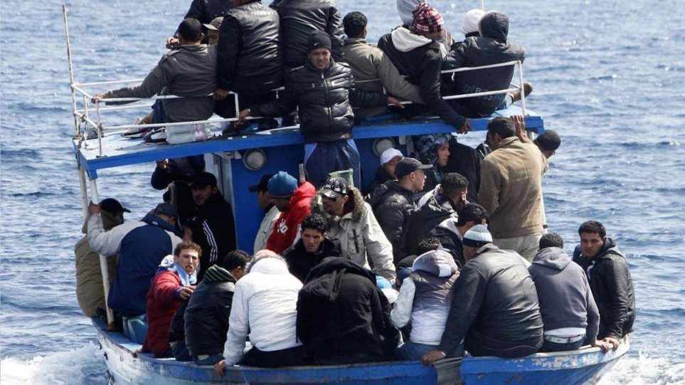 Mετανάστες ανοιχτά του Κάβο Γκρέκο