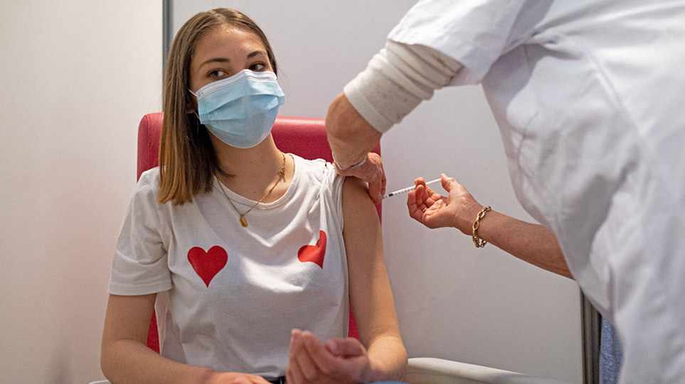 Ενδεχόμενο τρίτης δόσης στους 12 και άνω ο ΕΜΑ