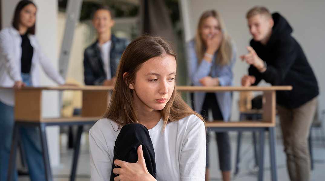 Φούντωσε η κόντρα για τη σχολική διαγωγή