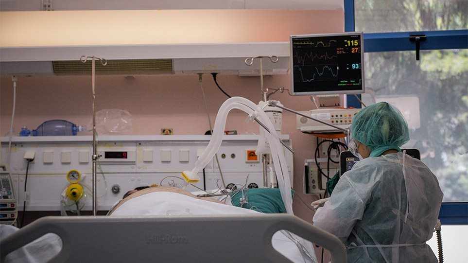 Έχασε πατέρα από κορωνοϊό και καταγγέλλει