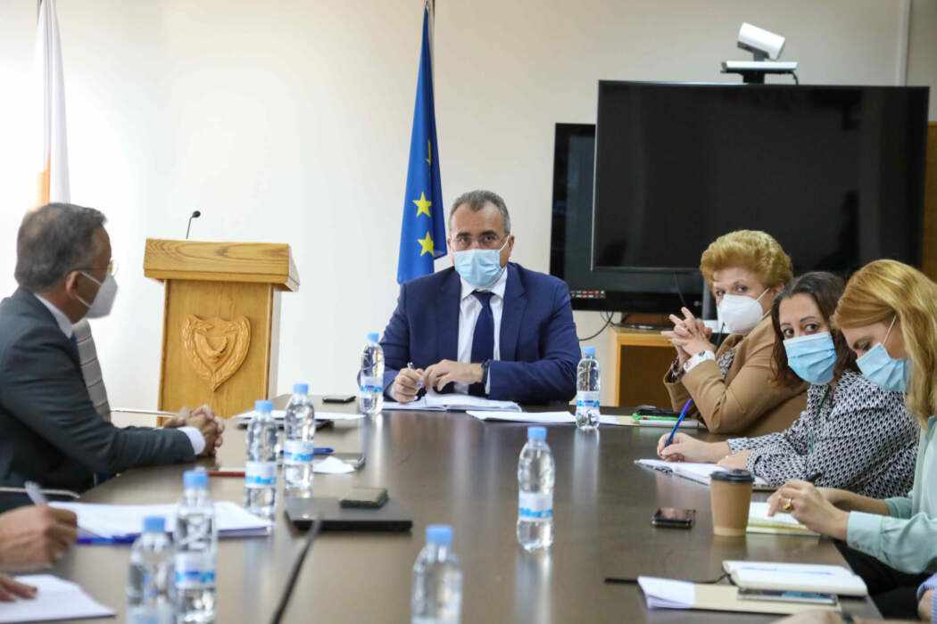 Στο συρτάρι αφαίρεση μάσκας και άλλες χαλαρώσεις λόγω της αύξησης κρουσμάτων