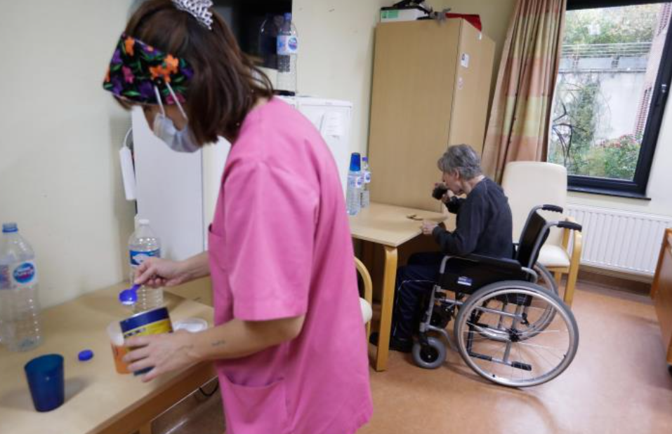 Έρευνα: Περισσότεροι θάνατοι σε μονάδες φροντίδας όταν είναι μικρό το ποσοστό εμβολιασμένου προσωπικού