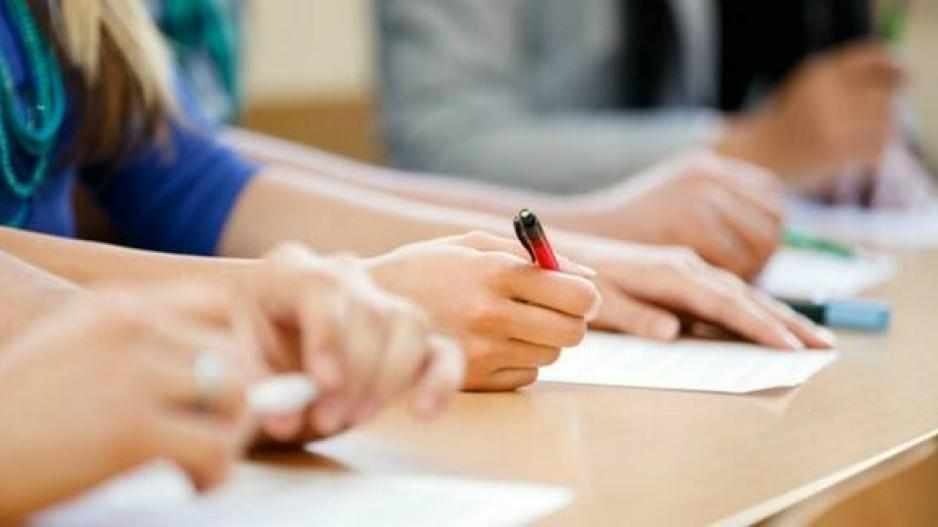 67χρονη επιχείρησε να δώσει εξετάσεις στη θέση της κόρης της